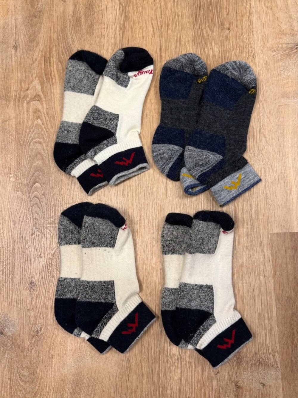Darn Tough Socks Lot of 4 Pairs Size Medium Made In USA Hiking Performance Crew